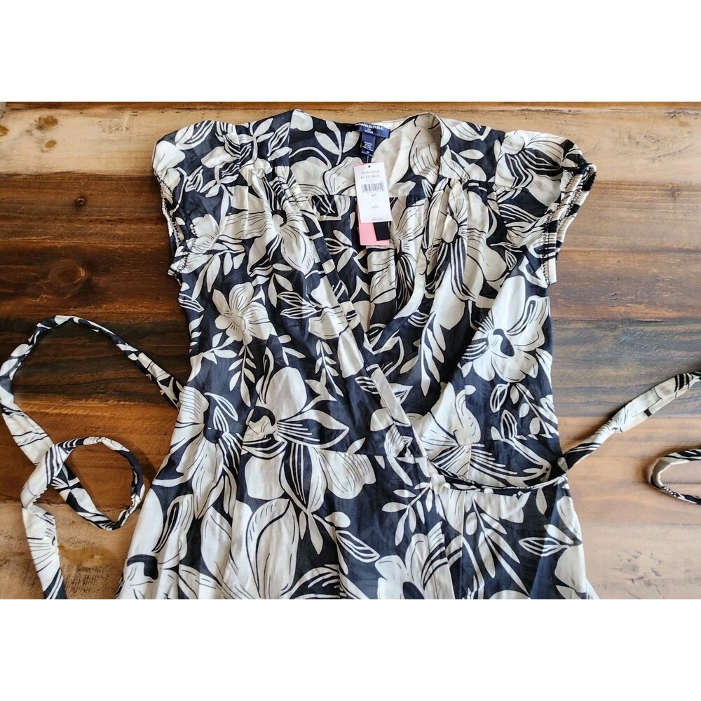 Banana Republic NWT Silk Blend Wrap Black & White Floral Dress Sz 4p MSRP $89 - Picture 5 of 12
